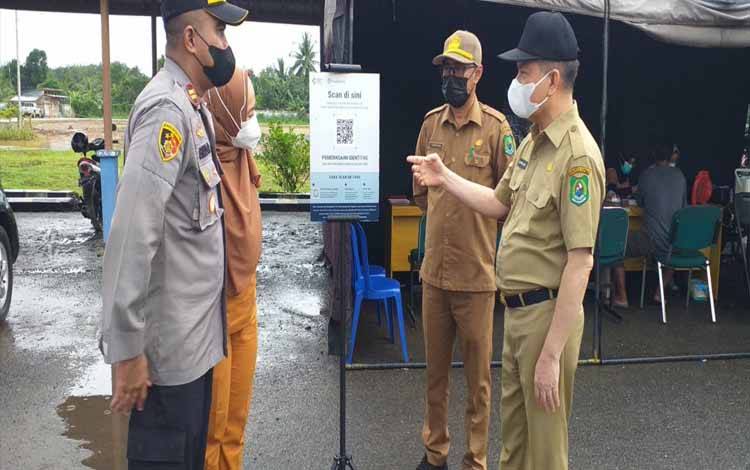 Bupati Kapuas meninjau barcode untuk aplikasi peduli lindungi di Kecamatan Kapuas Timur