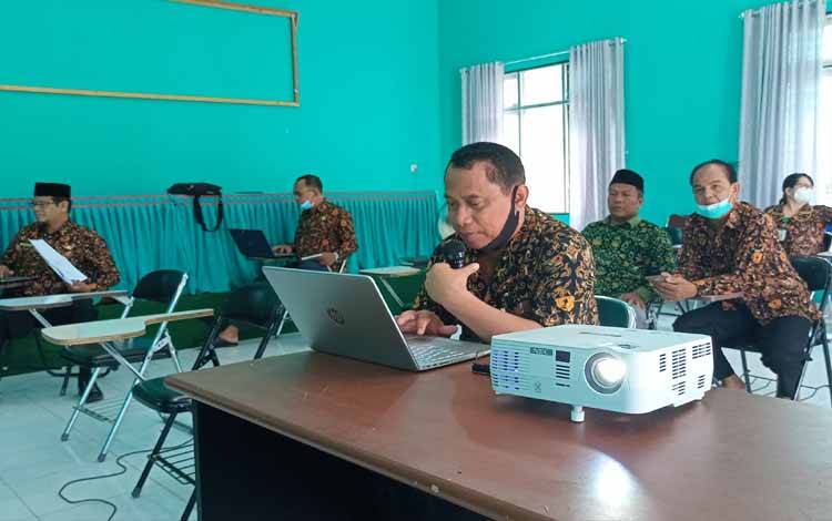 Ketua APSI Barito Timur, Jumakir Joutomo mensosialisasikan materi penilaian SKP kepada pengawas sekolah di lingkungan Kantor Kementerian Agama