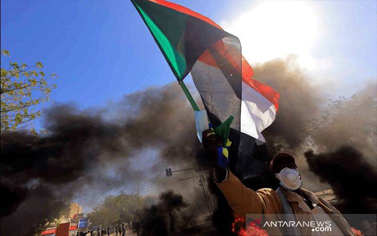 Pengunjuk rasa berjalan saat aksi menentang aturan militer menyusul kudeta bulan lalu di Khartoum, Sudan, Kamis (30/12/2021). ANTARA FOTO/REUTERS/Mohamed Nureldin Abdallah/WSJ.