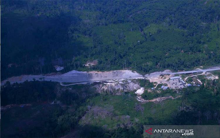 Ilustrasi-Foto udara jalan tambang batu bara yang terhubung dari wilayah Kecamatan Teweh Timur Kabupaten Barito Utara, Kalimantan Tengah ke Kabupaten Kutai Barat, Kalimantan Timur. (ANTARA/Kasriadi)
