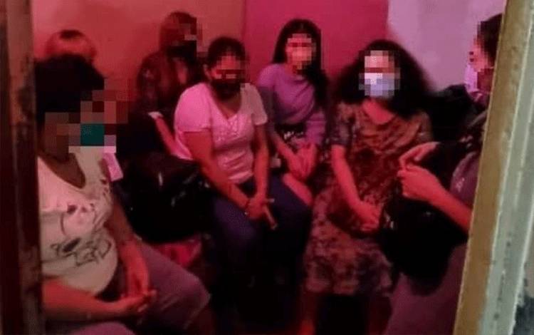 Para tersangka yang ditangkap di sebuah rumah yang diduga menjadi tempat prostitusi di Kuala Lumpur, Rabu (5/1/2022). (ANTARA/HO-JIM/Agus)