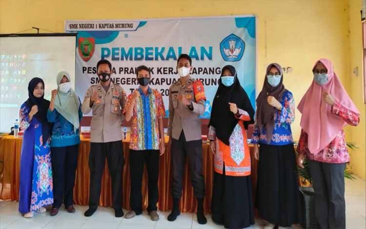 Personel Polsek Kapuas Murung bersama guru dan siswa SMKN 2 Kapuas Murung seusai berikan sosialisasi bahaya narkoba