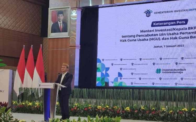 Menteri Investasi/Kepala BKPM Bahlil Lahadalia dalam konferensi pers tentang pencabutan Izin Usaha Pertambangan (IUP), Hak Guna Usaha (HGU), dan Hak Guna Bangunan (HGB) di Jakarta, Jumat (7/1/2022)