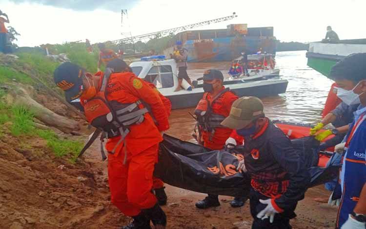 Tim SAR gabungan mengevakuasi jasad Selamet Hariyadi yang merupakan ABK kapal Tagboat yang hilang tenggelam di DAS Kahayan