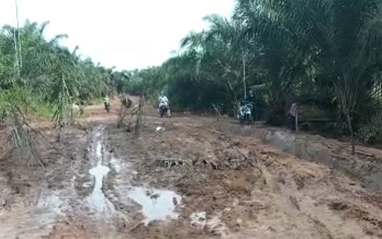 Kondisi jalan penghubung di Bungur, Kelurahan Baru, Kecamatan Arut Selatan, alami rusak parah.