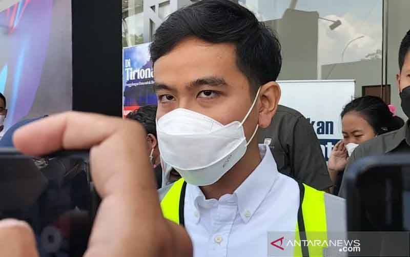 Wali Kota Surakarta Gibran Rakabuming Raka saat memberikan keterangan kepada wartawan di Solo, Sabtu (8/1/2022). (foto : ANTARA/Aris Wasita)