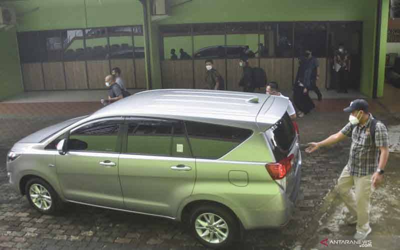 Sejumlah penyidik Komisi Pemberantasan Korupsi (KPK) membawa barang bukti usai penggeledahan ruang kerja Wali Kota Bekasi Rahmat Effendi di kompleks Pemkot Bekasi, Jawa Barat, Jumat (7/1/2022). (foto : ANTARA FOTO/Fakhri Hermansyah/rwa)