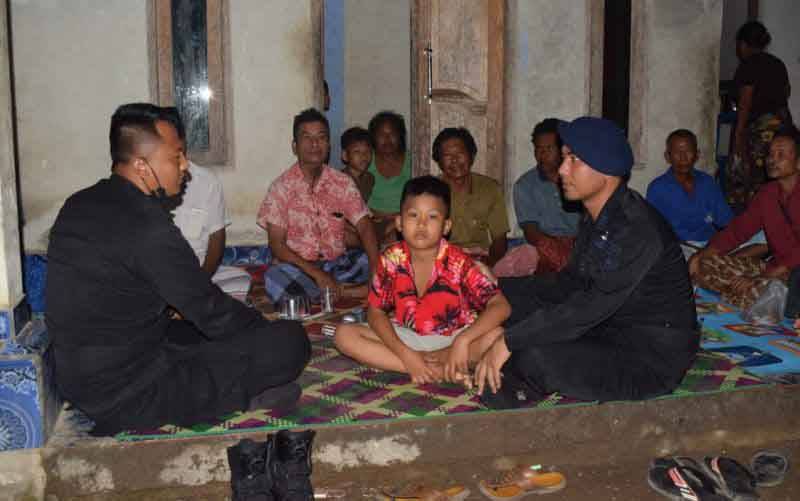 Faris (tengah) saat diserahkan kepada keluarga oleh anggota brimob polres Lombok Tengah yang melakukan penjagaan di Sirkuit Mandalika (foto : ANTARA/Humas Polres Lombok Tengah)