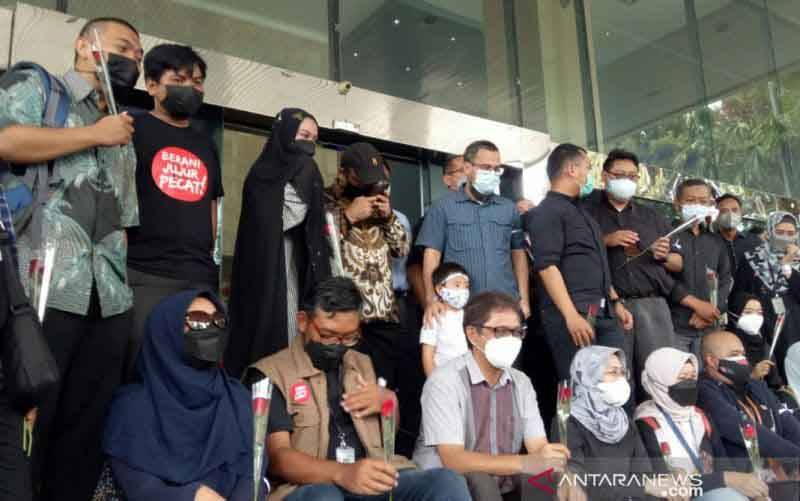 Sebanyak 57 pegawai KPK yang tidak lolos TWK di Gedung ACLC KPK, Jakarta, Kamis (30/9/2021). (foto : ANTARA/Benardy Ferdiansyah)