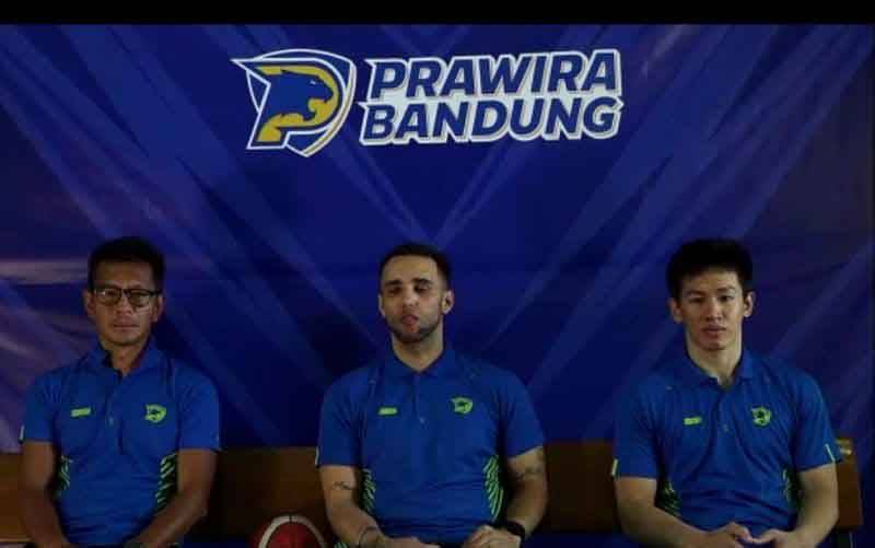 Tangkap layar konferensi pers virtual Prawira Bandung yang dihadiri kiri ke kanan: CEO Teddy Tjahyono, pelatih David Singleton, dan Abraham Damar Grahita pada Sabtu (8/1/2022). (foto : ANTARA/Muhammad Ramdan)