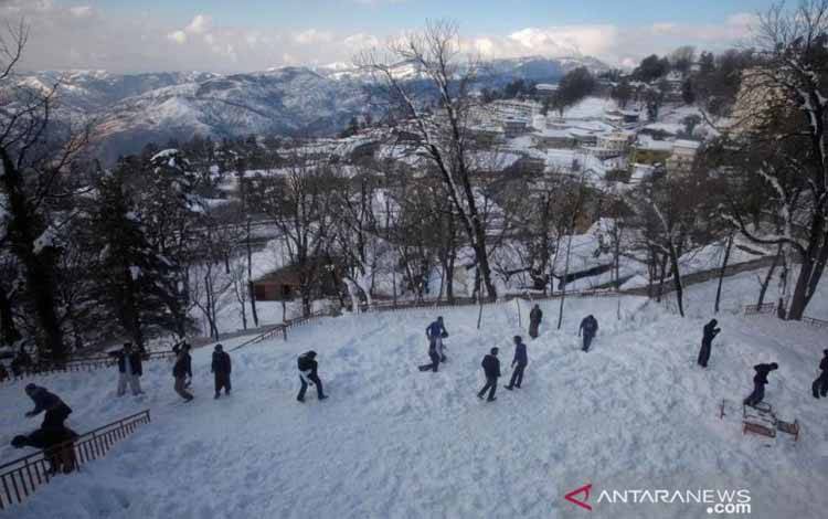 Arsip - Wisatawan menikmati salju di kota wisata bukit Murree, sekitar 60 km timur laut ibu kota Islamabad, 2012