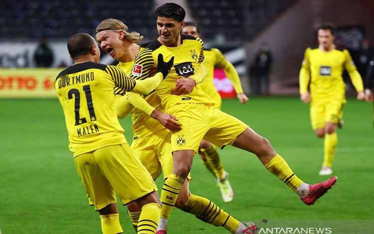 Gelandang Borussia Dortmund Mahmoud Dahoud (kanan) diselamati rekan-rekannya seusai mencetak gol pembalik keadaan atas Eintracht Frankfurt dalam laga lanjutan Liga Jerman di Stadion Deutsche Bank Park, Frankfurt, Jerman, Sabtu (8/1/2022) waktu setempat