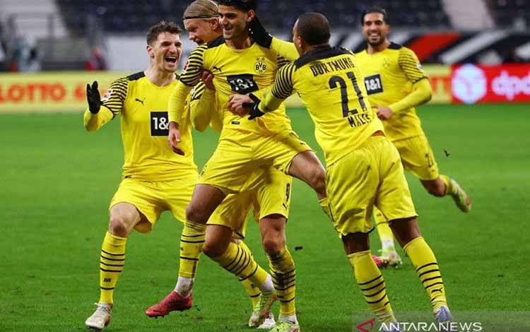 Para pemain Borussia Dortmund melakukan selebrasi atas gol yang dicetak Mahmoud Dahoud (tengah) ke gawang Eintracht Frankfurt dalam laga lanjutan Liga Jerman di Stadion Deutsche Bank Park, Frankfurt, Jerman, Sabtu (8/1/2022) waktu setempat