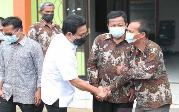 Mendes PDTT Abdul Halim Iskandar (tengah) menyambangi Kantor Desa Meteseh Kecamatan Boja, Sabtu (8/1/2022)