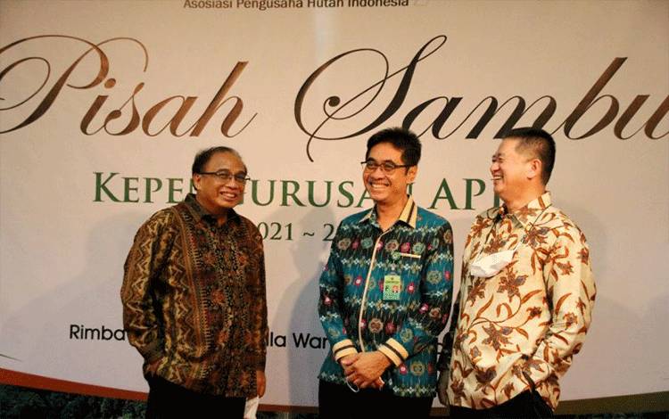 Dirjen Pengelolaan Hutan Lestari Kementerian Lingkungan Hidup dan Kehutanan (KLHK) Agus Justianto (tengah) dan Ketua Umum Asosiasi Pengusaha Hutan Indonesia (APHI) Indroyono Soesilo (kiri) saat menghadiri Pisah Sambut Kepengurusan APHI 2021-2026 di Jakarta, Jumat (7/1/2022). ANTARA/HO-APHI