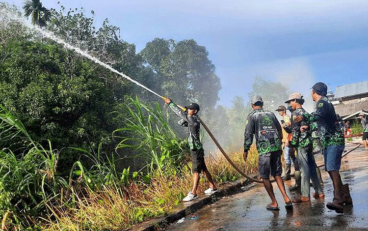Relawan gabungan saat latihan bersama penanganan musibah kebakaran di Desa Tuyau, Minggu, 9 Januari 2022.