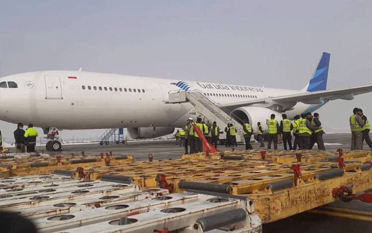 Pesawat Garuda GA 7900 yang berangkat pada Minggu (9/1) dini hari dan telah tiba di Kabul, Aghanistan pada pukul 12.34 WIB dalam rangka misi pengiriman bantuan kemanusiaan. ANTARA/HO-Garuda Indonesia.