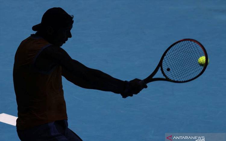 Petenis Spanyol Rafael Nadal saat turun pada turnamen di Melbourne Park, Australia, 2 Januari 2022. (foto : REUTERS/Loren Elliott)