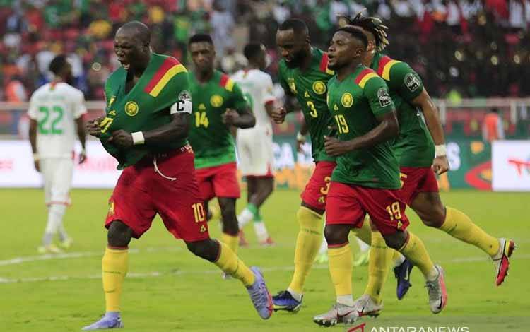 Penyerang tim nasional Kamerun Vincent Aboubakar (kiri) meluapkan kegembiraan seusai mengkonversi tendangan penalti keduanya ke gawang Burkina Faso dalam laga pembukaan Piala Afrika 2021 di Stadion Olembe, Yaounde, Kamerun, Minggu (9/1/2022) waktu setempat