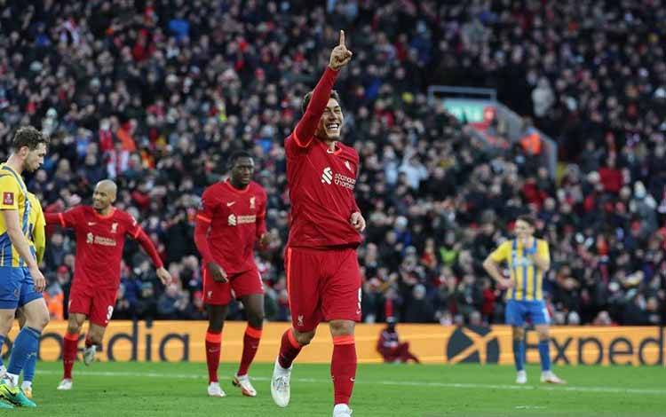 Penyerang Liverpool Roberto Firmino merayakan golnya ke gawang Shrewsbury Town dalam laga putaran ketiga Piala FA di Stadion Anfield, Liverpool, Inggris, Minggu (9/1/2022)