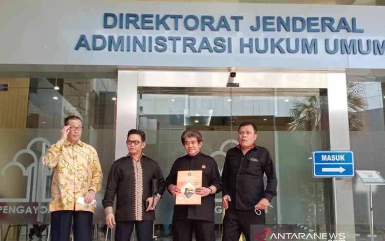 Ketua Umum Partai Pergerakan Kebangkitan Desa (Perkasa) Eko S. Santjojo (dua kanan) usai menerima SK Ditjen AHU Kemenkumham di Jakarta, Kamis (6/1/2022)