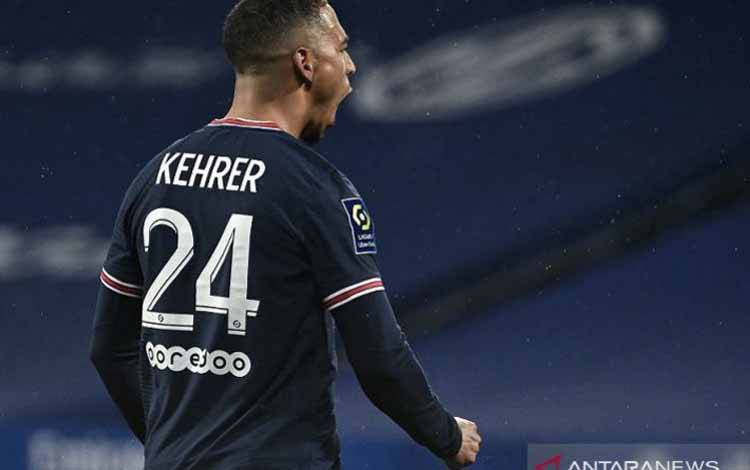 Bek sayap Paris Saint-Germain Thilo Kehrer meluakan emosi setelah mencetak gol ke gawang Olympique Lyon dalam laga lanjutan Liga Prancis di Stadion Groupama, Lyon, Prancis, Minggu (9/1/2022) waktu setempat