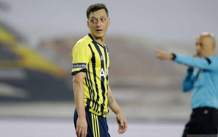 Mesut Ozil saat ini bermain untuk klub Turki Fenerbahce sejak meninggalkan Arsenal pada Januari 2021