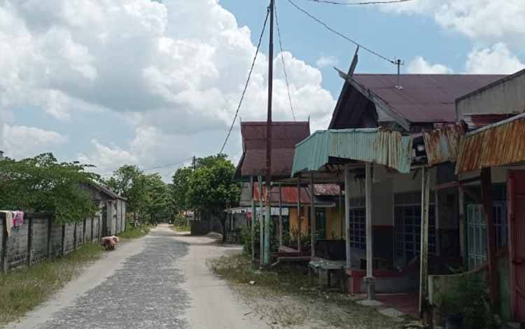Kawasan Pal 12 Sampit, Kelurahan Pasir Putih, Kecamatan MB Ketapang, Kabupaten Kotawaringin Timur