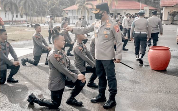 Kapolres Pulang Pisau AKBPKurniawanHartono menyambut Bintara Remaja dengan upacara tradisi, Senin 10 Januari 2022.