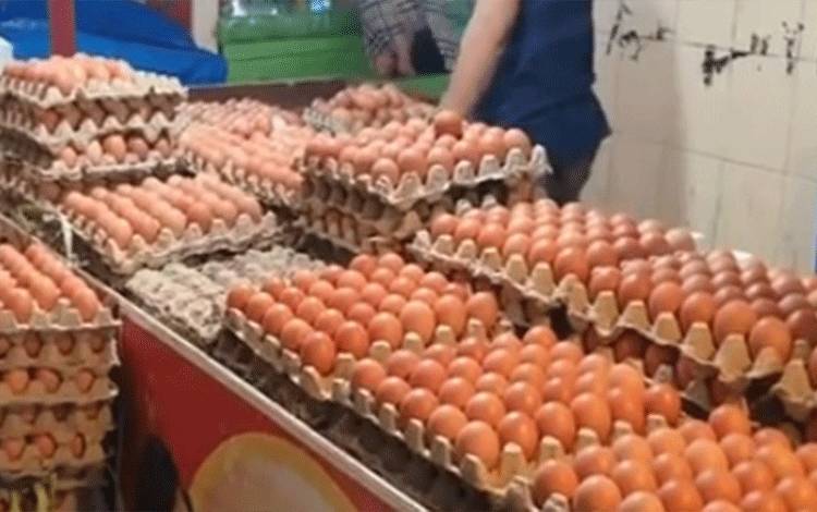 Telur  ayam di Pasar Kereng Pangi Kabupaten Katingan yang dijual pedagang.