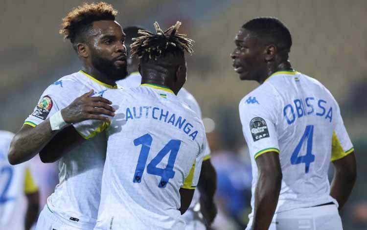 Striker Gabon Aaron Boupendza (kiri) merayakan gol bersama rekan-rekannya dalam pertandingan  Grup C Piala Afrika 2021 antara Comoros dan Gabon di Stade Ahmadou Ahidjo di Yaounde, Kamerun, 10 Januari 2022
