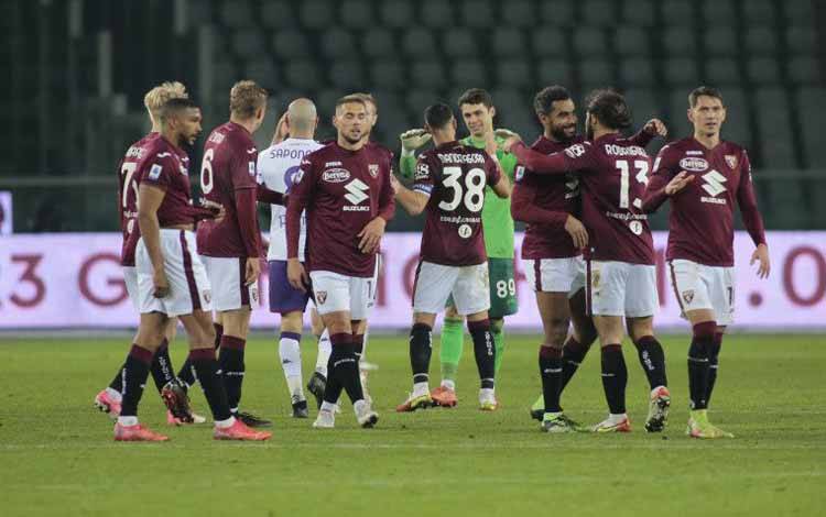 Para pemain Torino merayakan kemenangan besar mereka melawan Fiorentina dalam laga Serie A di Turin, Senin 10 Januari 2022