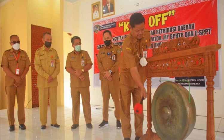 Sekda Seruyan, Djainuddin Noor memukul gong menandai kick off pemungutan pajak dan retribusi daerah 2022