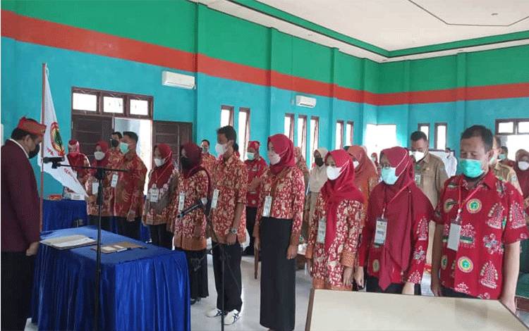 Ketua DPD PPNI Kabupaten Seruyan Ali Rahman saat melantikDewan PengurusKomisariat (DPK)Persatuan Perawat Nasional Indonesia atau PPNI Kabupaten Seruyan