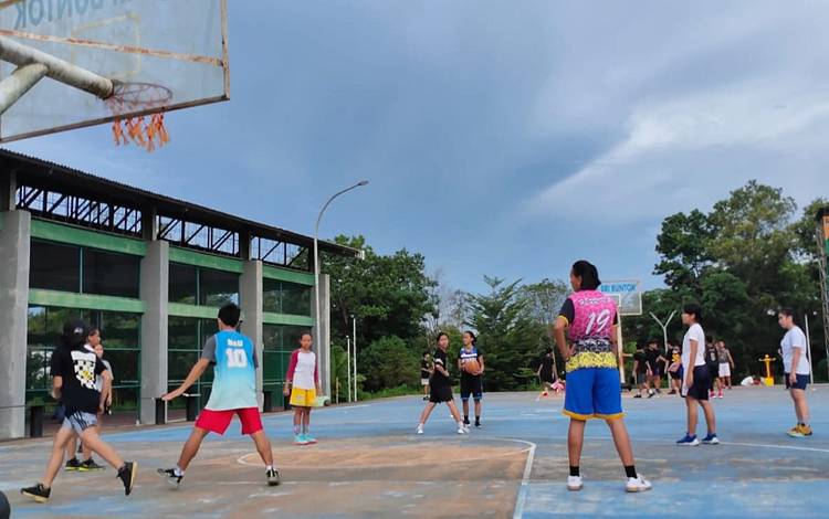 Atlet basket Barito Timur giat berlatih menghadapi turnamen.