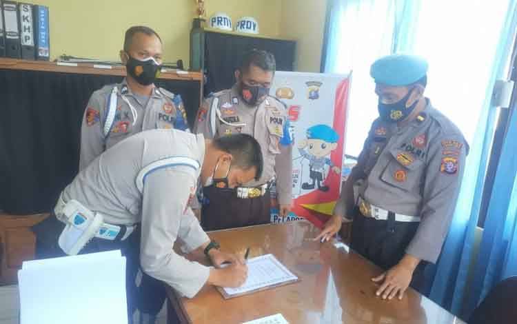 Personel Propam Polres Seruyan tandatangani komitmen moral.