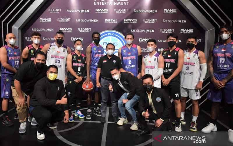 Menteri Pemuda dan Olahraga (Menpora) Zainudin Amali (tengah) dalam acara peluncuran tim Rans PIK Basketball di Jakarta, Selasa (11/1/2022). (foto : ANTARA/HO-Kemenpora)