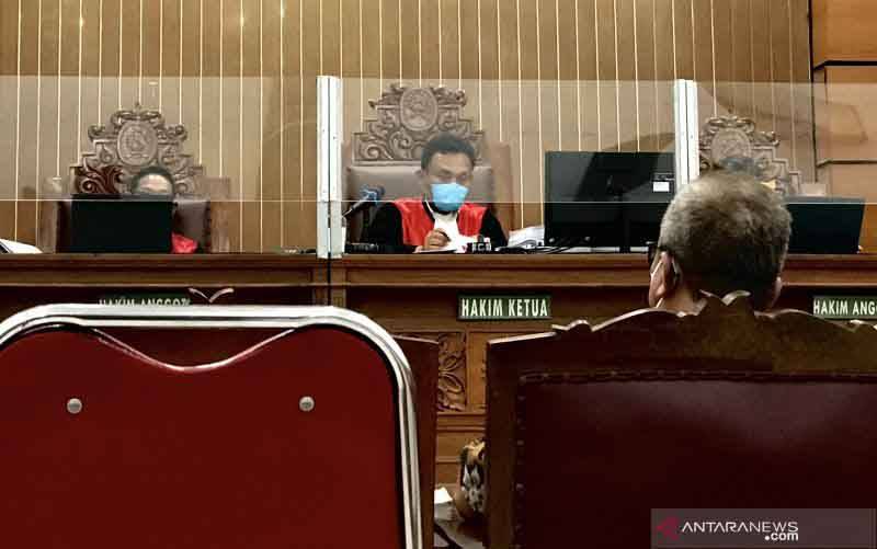 Majelis hakim yang dipimpin oleh Muhammad Arif Nuryanta (tengah) mendengar keterangan Ahli Hukum Pidana Universitas Trisakti Dian Adriawan DG Tawang saat persidangan kasus pembunuhan sewenang-wenang (unlawful killing) enam anggota FPI di Pengadilan Negeri Jakarta Selatan, Jakarta, Selasa (11/1/2022). (foto : ANTARA/Genta Tenri Mawangi)