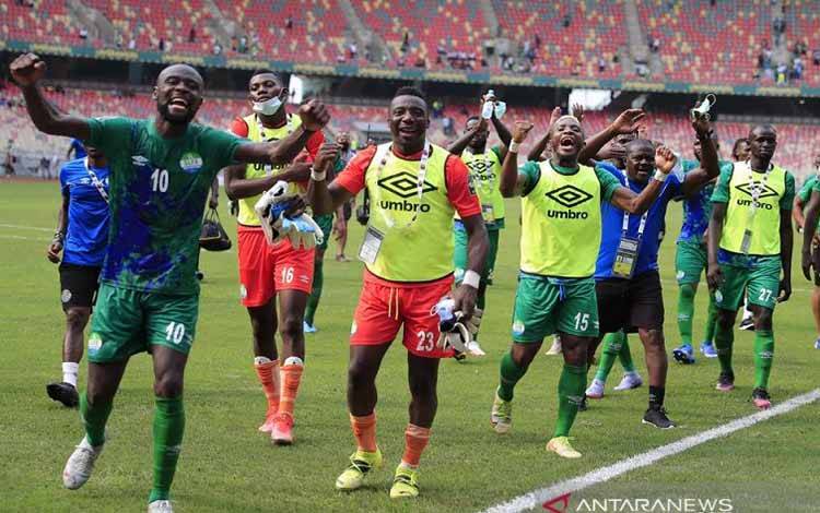 Para pemain tim nasional Sierra Leone melakukan selebrasi setelah berhasil menahan imbang Aljazair, yang berstatus juara bertahan, dalam pertandingan pembuka Grup E Piala Afrika 2021 di Stadion Japoma, Douala, Kamerun, Selasa (11/1/2022)