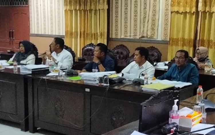 Anggota Komisi III DPRD Kotim Dadang H Syamsu (tengah) bersama anggota dewan lainnya.