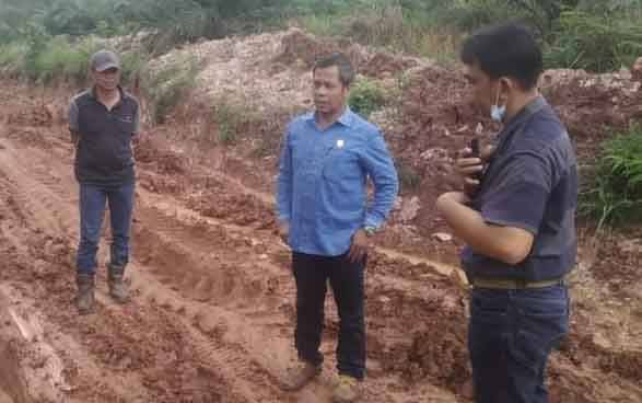 Anggota DPRD Kotim, SP Lumban Gaol saat mengecek jalan kabupaten di Desa Tumbang Koling, Kecamatan Cempaga Hulu.
