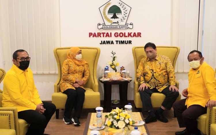 Ketua Umum DPP Golkar Airlangga Hartarto (dua kanan) di sela pertemuan dengan Gubernur Jatim Khofifah Indar Parawansa (dua kiri) didampingi pengurus Golkar Jatim di Surabaya, Rabu (12/1/2022)