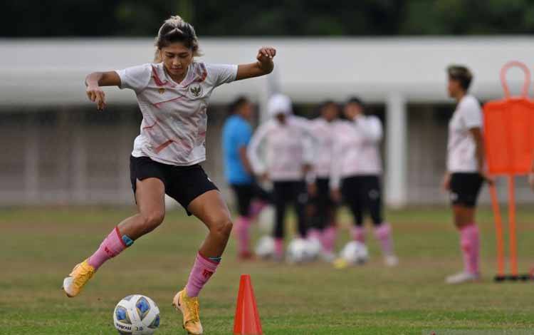 Pesepak bola Timnas Putri Indonesia Zahra Muzdalifah menggiring bola dalam pemusatan latihan di Stadion Madya, kompleks Stadion Utama Gelora Bung Karno (SUGBK), Senayan, Jakarta, Senin (3/1/2022). Pemusatan latihan tersebut sebagai persiapan untuk Piala Asia Wanita 2022 yang akan diadakan di India pada 20 Januari sampai 6 Februari 2022