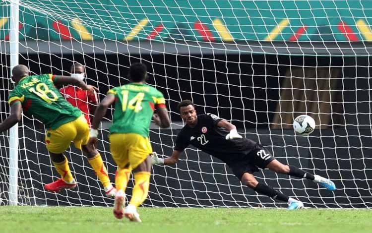 Pemain Mali Ibrahima Kone mencetak gol dari tendangan penalti yang membawa Mali menang 1-0 atas Tunisia dalam pertandingan Grup F Piala Afrika 2021 di Stadion Limbe Omnisport, Limbe, Kamerun, 12 Januari 2022