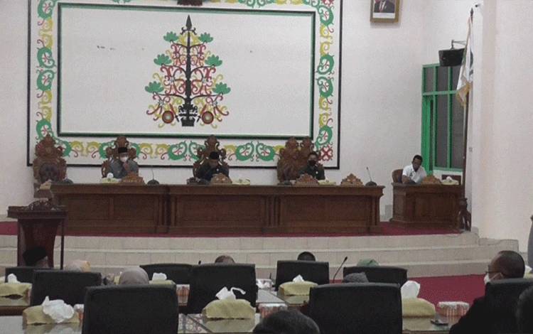  Rapat paripurna penyampaian 12 Raperda oleh Pemkab Sukamara di aula sidang DPRD Sukamara.