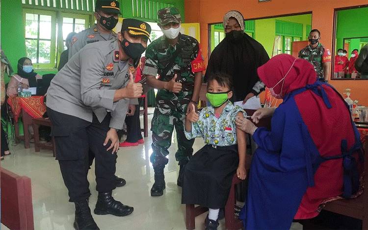 Wakapolres Seruyan Kompol Yudha Setiawan memantau pelaksanaan vaksinasi anak di SDN 3 Kuala Pembuang II.
