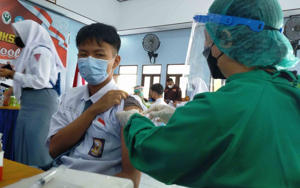 Tenaga kesehatan saat melakukan vaksinasi terhadap pelajar di Kotim beberapa waktu lalu. 