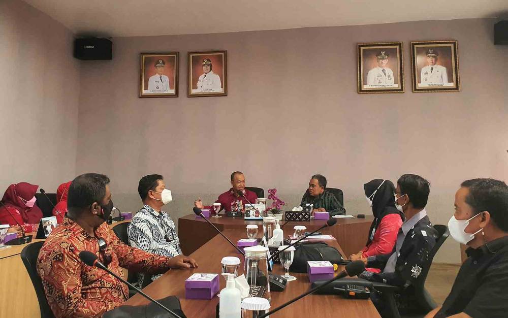 Bupati Seruyan, Yulhaidir menggelar pertemuan bersama pihak manajemen PT Air Minum Giri Menang