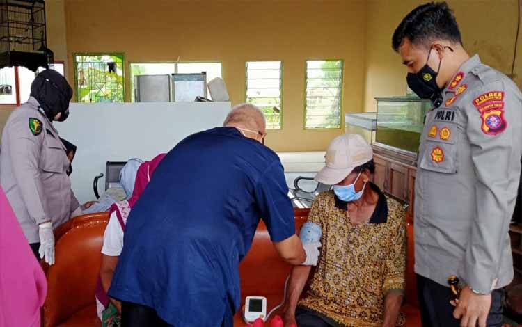 Kapolres Kotim AKBP Sarpani saat memantau vaksinasi Covid-19 terhadap lansia