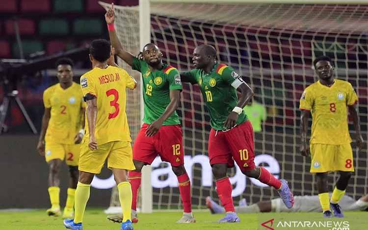 Penyerang tim nasional Kamerun Karl Toko Ekambi (tengah) melakukan selebrasi bersama Vincent Aboubakar seusai mencetak gol keduanya ke gawang Ethiopia dalam laga lanjutan Grup A Piala Afrika 2021 di Stadion Olembe, Yaounde, Kamerun, Kamis (13/1/2022) waktu setempat